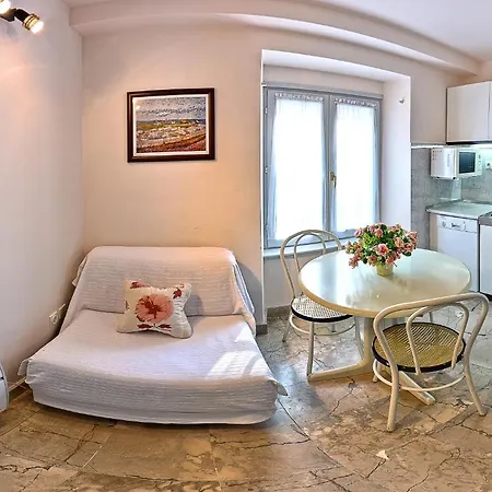 Soulavy Apartment *